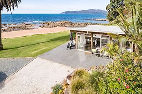 Cable Bay Stays – Golden Sand and Driftwood Beachfront Accommodation