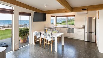 Cable Bay Stays – Golden Sand and Driftwood Beachfront Accommodation