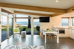 Cable Bay Stays – Golden Sand and Driftwood Beachfront Accommodation