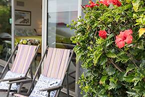 Cable Bay Stays – Golden Sand and Driftwood Beachfront Accommodation