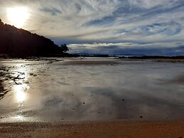 Cable Bay Stays – Golden Sand and Driftwood Beachfront Accommodation