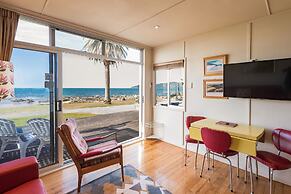 Cable Bay Stays – Golden Sand and Driftwood Beachfront Accommodation