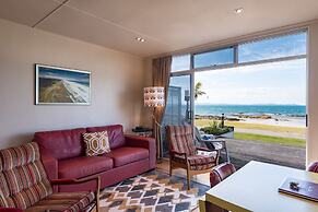 Cable Bay Stays – Golden Sand and Driftwood Beachfront Accommodation