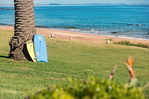 Cable Bay Stays – Golden Sand and Driftwood Beachfront Accommodation