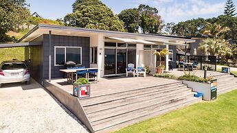 Cable Bay Stays – Golden Sand and Driftwood Beachfront Accommodation