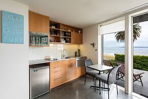 Cable Bay Stays – Golden Sand and Driftwood Beachfront Accommodation