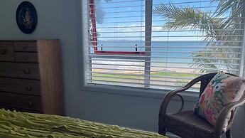 Cable Bay Stays – Golden Sand and Driftwood Beachfront Accommodation