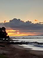 Cable Bay Stays – Golden Sand and Driftwood Beachfront Accommodation