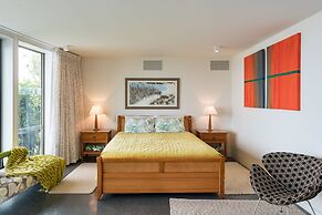 Cable Bay Stays – Golden Sand and Driftwood Beachfront Accommodation