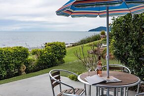 Cable Bay Stays – Golden Sand and Driftwood Beachfront Accommodation