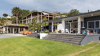 Cable Bay Stays – Golden Sand and Driftwood Beachfront Accommodation