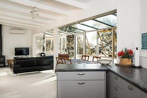 Cable Bay Stays – Golden Sand and Driftwood Beachfront Accommodation