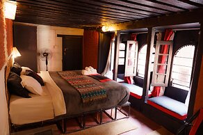 Hira Guest House