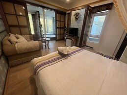 Ming-Jun Holiday Inn
