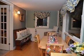 Greenwich Moonlight Bay Cottage