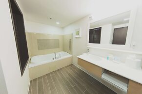 Hampton Inn & Suites by Hilton Bolton