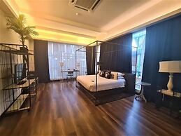 M Boutique Station 18