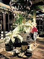 M Boutique Station 18