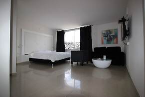 Rich Royal Suites