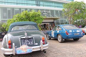 River Hotel