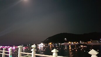 River Hotel