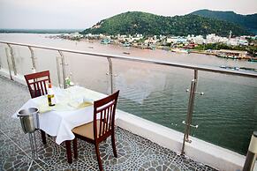 River Hotel