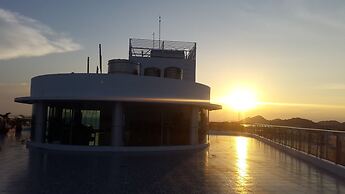 River Hotel