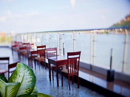 River Hotel