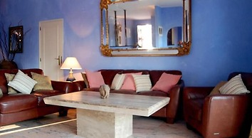 Inn Seventies Cheap & Chic