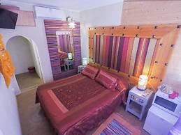Inn Seventies Cheap & Chic