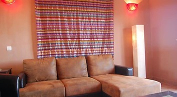Inn Seventies Cheap & Chic