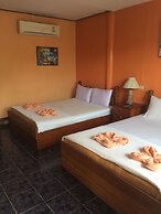 Baan Talay Guesthouse & Dormitory