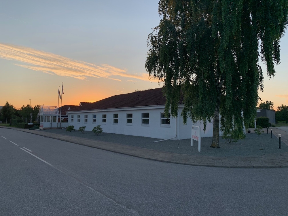 Dolphin Hotel Annex