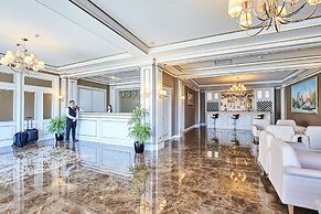 Boulevard Side Hotel
