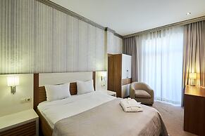 Boulevard Side Hotel