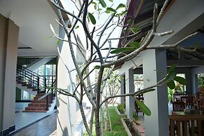 Neakru Guesthouse and Restaurant