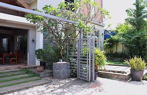 Neakru Guesthouse and Restaurant