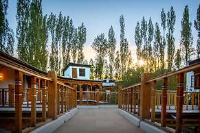 Lha - Ri - Sa Resort