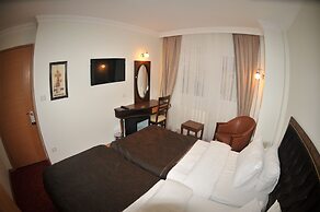 Palace Point Hotel