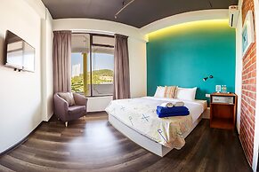 Roomies Suites