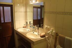 Chonos Hotel Lovina