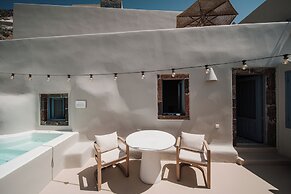 Luna Santorini Suites
