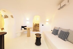 Luna Santorini Suites