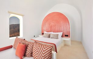 Luna Santorini Suites