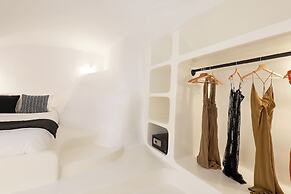 Luna Santorini Suites