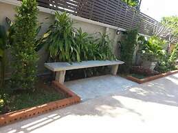 Waen Petch Place