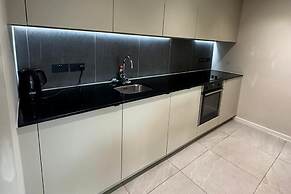 Apartment - Sleeps 4, Pets Allowed & Free Parking