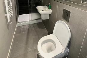 Apartment - Sleeps 4, Pets Allowed & Free Parking