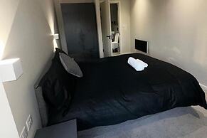 Apartment - Sleeps 4, Pets Allowed & Free Parking