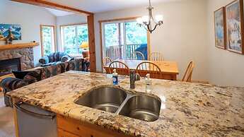 Stone Creek Chalet by Fernie Lodging CO